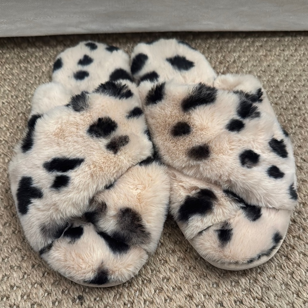 Leopard Print Faux Fur Slippers. Size 10. Open toe. Treaded sole for outside